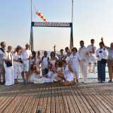 Mentre la citt� ancora dorme e fuori � buio, c�� un gruppo di baresi che si sveglia presto per darsi appuntamento sul mare. Il motivo? Immortalare l�inizio di un nuovo giorno, scattando una foto al sole che sorge sull�Adriatico. Loro sono una ventina di appassionati di fotografia che si definiscono �gli albisti� (foto di Vincent Battista)